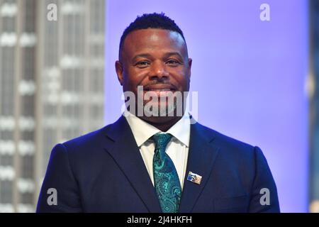 Ken Griffey Jr. Visita l'Empire state Building per il giorno di Jackie Robinson il 15 aprile 2022 a New York. Foto Stock