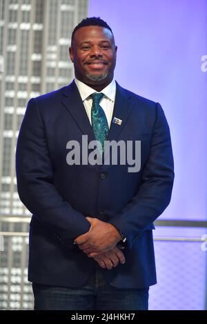 Ken Griffey Jr. Visita l'Empire state Building per il giorno di Jackie Robinson il 15 aprile 2022 a New York. Foto Stock