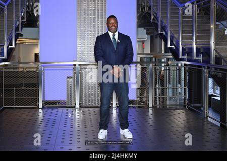 Ken Griffey Jr. Visita l'Empire state Building per il giorno di Jackie Robinson il 15 aprile 2022 a New York. Foto Stock