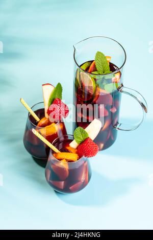 Due bicchieri e un vasetto con cocktail estivo spagnolo sangria Foto Stock