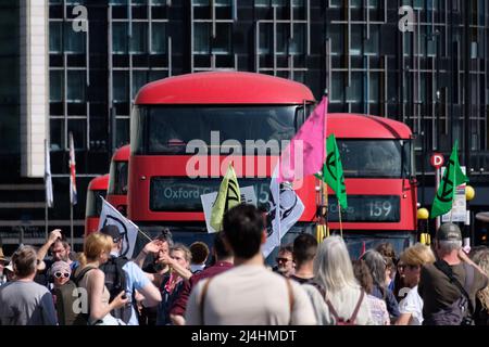 Londra, Regno Unito. 15th Apr 2022. I membri della Rebellion d'estinzione (XR) si radunarono in Hyde Park e si inghiottirono attraverso Londra in piccoli gruppi, che alla fine bloccavano 4 ponti di Londra. Lambeth, Westminster, Waterloo e Blackfriars ponti. La giornata si è conclusa con la Tate Modern, dove la poesia è stata letta parte del Rebel dello scrittore. La gente in costumi neri e facce dipinte di bianco apparve come olio slicks. Oggi è stato parte di una settimana di proteste e azioni di disobbedienza civile per chiedere un arresto immediato di tutte le nuove infrastrutture di combustibili fossili da parte del governo britannico in mezzo alla crisi climatica e l'emergenza ecologica. Foto Stock