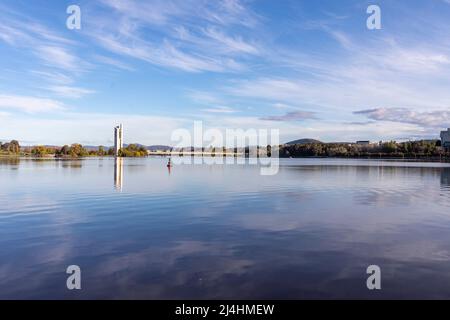 National Carillon sul lago Burley Griffin nel centro di Canberra, ACT, Australia grande cielo aperto blu autunno Foto Stock