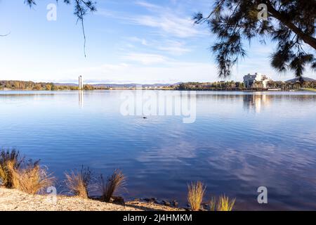 National Carillon e Australian High Court edificio sulle rive del lago Burley Griffin a Canberra in un giorno d'autunno soleggiato, ACT, Australia Foto Stock