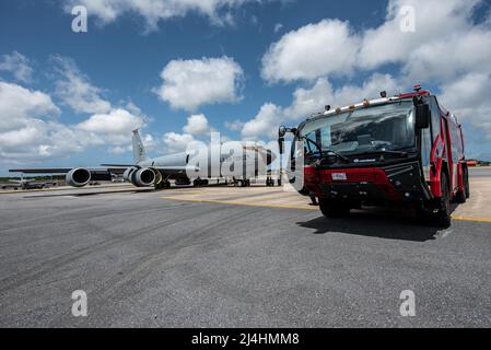 Un ingegnere civile del 18th Squadron Rosenbauer PANTHER veicolo antincendio è parcheggiato accanto a un 909th Air Refiling Squadron KC-135 Stratotanker per l'addestramento alla base aerea di Kadena, Giappone, 12 aprile 2022. L'addestramento ha valutato 18th capacità di salvataggio e recupero dei vigili del CES durante un incendio del motore KC-135 o dell'abitacolo. (STATI UNITI Air Force foto di Airman 1st Classe Sebastian Romawac) Foto Stock