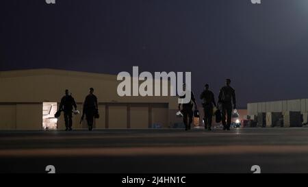 Velivolo schierato elemento di risposta a terra Airmen e membri dell'equipaggio assegnato al 9th Expeditionary Special Operations Squadron passo a un MC-130J Commando II alla al Udeid Air base, Qatar, 18 novembre 2021. Il MC-130J prevede l'infiltrazione, l'esfiltrazione e il rifornimento di speciali forze operative e attrezzature in territorio ostile o negato. Le missioni secondarie includono operazioni psicologiche, e il rifornimento di aria in elicottero e ascensore verticale. (STATI UNITI Air Force foto di staff Sgt. Joseph Pick) Foto Stock