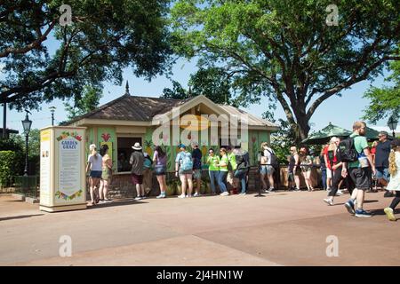 Epcot, Orlando, Florida, Aprile 3rd 2022, persone si allineano per rinfreschi presso un chiosco nel parco a tema. Foto Stock