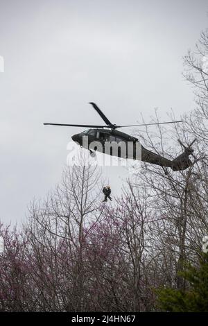 Soldiers from Charlie Company, 1-131st Assault Helicopter Battaglione e Det. 2, Charlie Company, 1-126 General Support Aviation Battaglione ha partecipato ad una missione di formazione come membri del North Carolina Helo-Aquatic Rescue Team (NCHART) – in collaborazione con il N.C. State Highway Patrol, N.C. Gestione delle emergenze e soccorritori locali – da marzo 23-24 presso la struttura di volo per l'aviazione militare e l'armeria di Salisbury #2. Foto Stock