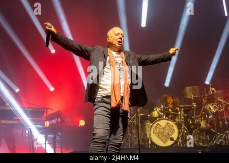 Hull, Regno Unito. 15th Apr 2022. Simple Minds si esibiscono alla Bonus Arena come parte del loro 40 anni anniversario tour 2022. Credit: Gary Stafford/Alamy Live News Foto Stock