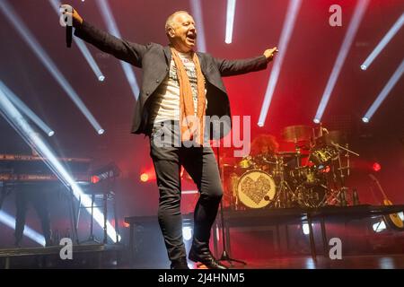 Hull, Regno Unito. 15th Apr 2022. Simple Minds si esibiscono alla Bonus Arena come parte del loro 40 anni anniversario tour 2022. Credit: Gary Stafford/Alamy Live News Foto Stock