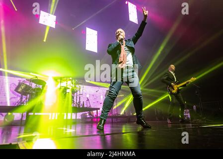 Hull, Regno Unito. 15th Apr 2022. Simple Minds si esibiscono alla Bonus Arena come parte del loro 40 anni anniversario tour 2022. Credit: Gary Stafford/Alamy Live News Foto Stock