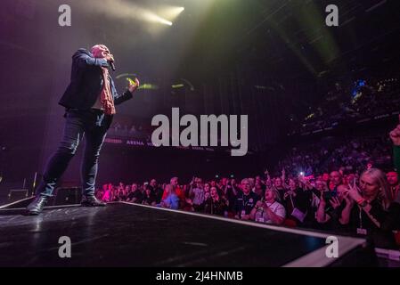 Hull, Regno Unito. 15th Apr 2022. Simple Minds si esibiscono alla Bonus Arena come parte del loro 40 anni anniversario tour 2022. Credit: Gary Stafford/Alamy Live News Foto Stock