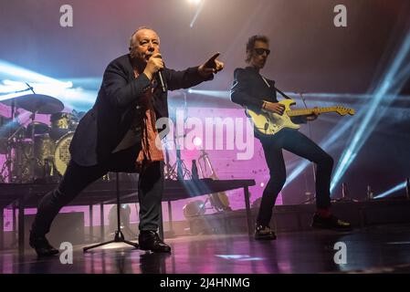 Hull, Regno Unito. 15th Apr 2022. Simple Minds si esibiscono alla Bonus Arena come parte del loro 40 anni anniversario tour 2022. Credit: Gary Stafford/Alamy Live News Foto Stock