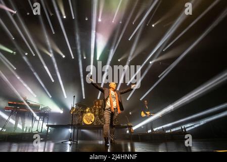 Hull, Regno Unito. 15th Apr 2022. Simple Minds si esibiscono alla Bonus Arena come parte del loro 40 anni anniversario tour 2022. Credit: Gary Stafford/Alamy Live News Foto Stock