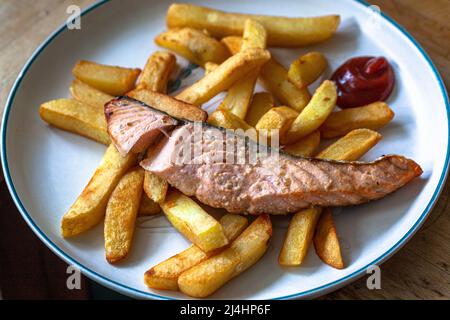 Un piatto con pesce e patatine fatti in casa. Foto Stock