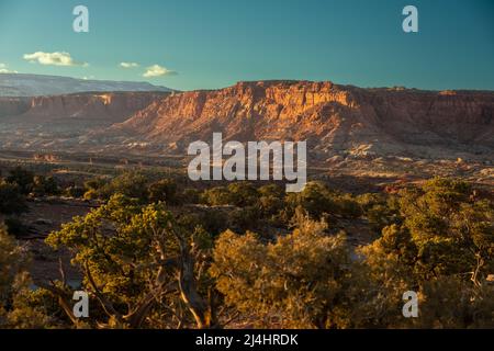 Vista della luce del sole che svanisce sulla Ridge da Goosenecks si affaccia sul Capitol Reef National Park Foto Stock