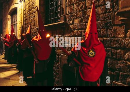 Barcellona, Spagna. 15th Apr 2022. I penitenti Hooded della parata di fratellanza 'Nuestra Senora de las Angustias' attraverso Barcellona durante la processione del Venerdì Santo Credit: Matthias Oesterle/Alamy Live News Foto Stock