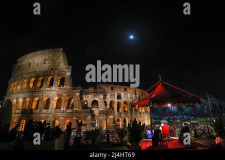 Roma, Italia. 15th Apr 2022. Papa Francesco celebra la Via Crucis al Colosseo. Credit: Riccardo De Luca - Update Images/Alamy Live News Foto Stock