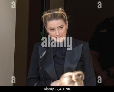 Amber Heard parte dopo il giorno 4 del suo processo contro Johnny Depp presso il tribunale della contea di Fairfax, Virginia, giovedì 14 aprile 2022. Credito: Ron Sachs/CNP/MediaPunch (RESTRIZIONE: NESSUN giornale New York o New Jersey o giornali entro un raggio di 75 miglia da New York City) Foto Stock