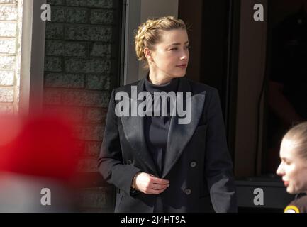 Amber Heard parte dopo il giorno 4 del suo processo contro Johnny Depp presso il tribunale della contea di Fairfax, Virginia, giovedì 14 aprile 2022. Credito: Ron Sachs/CNP/MediaPunch (RESTRIZIONE: NESSUN giornale New York o New Jersey o giornali entro un raggio di 75 miglia da New York City) Foto Stock