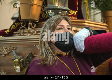 Torredembarra, Spagna. 15th Apr 2022. Donna della costa durante la processione della Santa sepoltura di Gesù Cristo a Torredembarra il venerdì di Pasqua, la processione della Santa sepoltura si celebra nella città di Torredembarra (Spagna), che simboleggia la sepoltura di Gesù Cristo dopo essere stato crocifisso. Credit: SOPA Images Limited/Alamy Live News Foto Stock