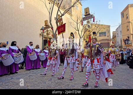 Torredembarra, Spagna. 15th Apr 2022. Un gruppo di soldati romani durante la processione della Santa sepoltura di Gesù Cristo a Torredembarra il venerdì di Pasqua. Il venerdì di Pasqua si celebra la Processione della Santa sepoltura nella città di Torredembarra (Spagna), che simboleggia la sepoltura di Gesù Cristo dopo essere stato crocifisso. Credit: SOPA Images Limited/Alamy Live News Foto Stock