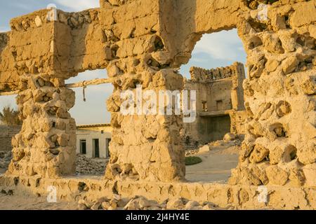 Una vecchia torre di guardia ad al Khan, nella città di Sharjah, Emirati Arabi Uniti. Foto Stock