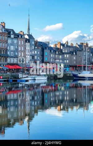 Riflessi del porto di Honfleur in Normandia, Francia Foto Stock