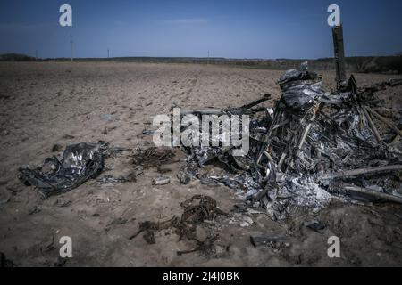 Ucraina. 15th Apr 2022. Makariv, nei pressi di Kyiv, Ucraina - 15 aprile 2022: Resti del naufragio di un elicottero russo e corpi delle vittime sono visti in un campo vicino a Kyiv forze militari russe entrarono in territorio ucraino il 24 febbraio 2022. (Foto di Piero Crociatti/Sipa USA) Credit: Sipa USA/Alamy Live News Foto Stock