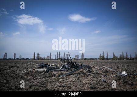 Ucraina. 15th Apr 2022. Makariv, nei pressi di Kyiv, Ucraina - 15 aprile 2022: Il relitto di un elicottero russo e tre corpi sono visti in un campo le forze militari russe entrarono in territorio ucraino il 24 febbraio 2022. (Foto di Piero Crociatti/Sipa USA) Credit: Sipa USA/Alamy Live News Foto Stock