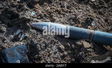 Ucraina. 15th Apr 2022. Makariv, nei pressi di Kyiv, Ucraina - 15 aprile 2022: Resti del relitto di un elicottero russo sono visti in un campo vicino a Kyiv forze militari russe entrarono in territorio ucraino il 24 febbraio 2022. (Foto di Piero Crociatti/Sipa USA) Credit: Sipa USA/Alamy Live News Foto Stock