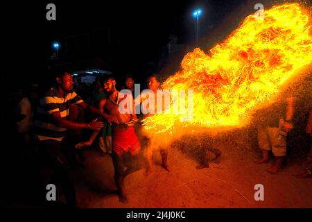 Kolkata, India. 15th Apr 2022. I devoti indù hanno visto giocare con il fuoco di fronte ad un tempio Shiva durante la celebrazione di Charak Puja a Kolkata. Il Festival di Charak è uno dei più antichi festival Folkloristici come i devoti mostrano la loro fede da soli infliggendo dolore nella convinzione che Lord Shiva li aiuterà a superare i problemi nella loro vita quotidiana. Credit: SOPA Images Limited/Alamy Live News Foto Stock