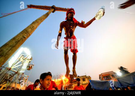 Kolkata, India. 15th Apr 2022. Un devotee indù visto appeso con un gancio durante la celebrazione di Charak Puja. Il Festival di Charak è uno dei più antichi festival Folkloristici come i devoti mostrano la loro fede da soli infliggendo dolore nella convinzione che Lord Shiva li aiuterà a superare i problemi nella loro vita quotidiana. (Foto di Avishek Das/SOPA Images/Sipa USA) Credit: Sipa USA/Alamy Live News Foto Stock