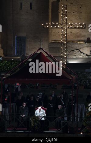 Papa Francesco presiede la Via Crucis la sera del Venerdì Santo (Pasqua) al Colosseo di Roma, il 15 aprile 2022. La tradizionale Via Crucis ritornò il Venerdì Santo al Colosseo per la prima volta dal 2019, un periodo di quasi tre anni. Foto di Vatican Media (EV)/ABACAPRESS.COM Foto Stock