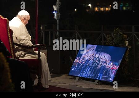 Papa Francesco presiede la Via Crucis la sera del Venerdì Santo (Pasqua) al Colosseo di Roma, il 15 aprile 2022. La tradizionale Via Crucis ritornò il Venerdì Santo al Colosseo per la prima volta dal 2019, un periodo di quasi tre anni. Foto di Vatican Media (EV)/ABACAPRESS.COM Foto Stock