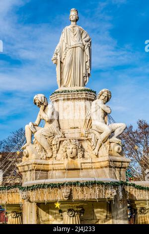 Fontana Pradier Esplanade Charles De Gaulle Nimes Gard Francia creato nel 1851 da Pradier. Allegoria Nimes circondato da 4 fiumi Foto Stock