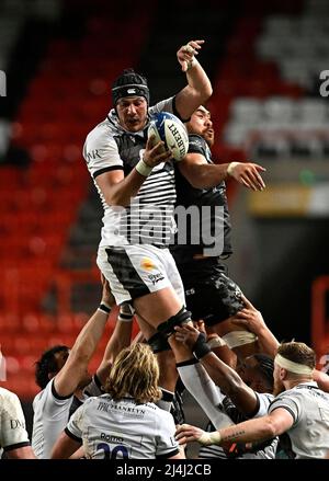 Bristol, Regno Unito. 15th Apr 2022. Heineken Champions Cup rugby. Bristol Bears V sale squali. Stadio Ashton Gate. Bristol. JP du Preez (sale squali) alla line out durante il Bristol Bears V sale squali Heineken Champions Cup round di 16, 2nd gambe, partita di rugby. Credit: Sport in immagini/Alamy Live News Foto Stock