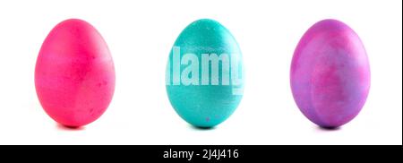 Uova di Pasqua dai colori vivaci isolate su uno sfondo bianco Foto Stock