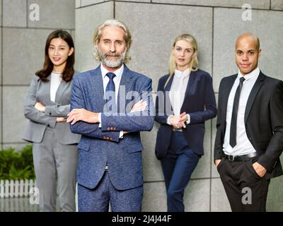 Ritratto di un team di multinazionale e multietnica corporate la gente di affari. Foto Stock