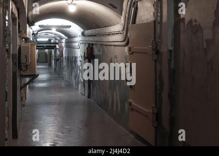 Astratto interno industriale grungy scuro, bunker militare sotterraneo Foto Stock