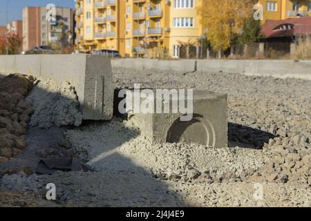 Installazione di fognature per acque piovane in calcestruzzo nel terreno Foto Stock