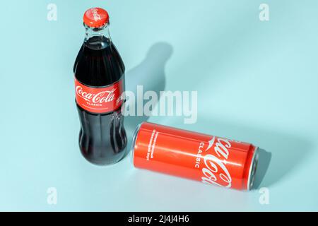 Tyumen, Russia-03 aprile 2022: Bottiglie classiche di bibite Coca Cola. Società, una multinazionale americana di bevande. Foto Stock