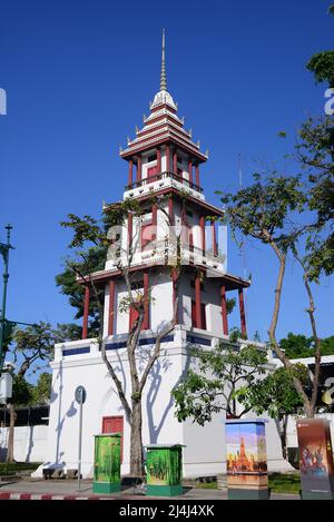 BANGKOK, THAILANDIA-29 marzo 2022 : Drum Tower è un edificio storico costruito nel in1782, la torre a tre piani presenta una struttura rossa in legno repl Foto Stock