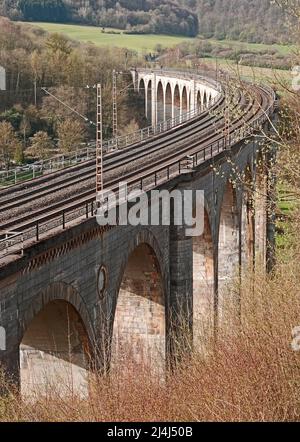 Vista su un vecchio viadotto ferroviario. E' lunga 482 metri e alta fino a 35 metri e realizzata in pietra calcarea nel 1853. Foto Stock