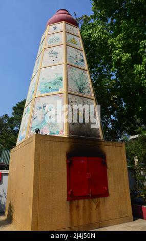 SARABURI, THAILANDIA - 30 marzo 2022 : forno a carta bruciata in oro Foto Stock