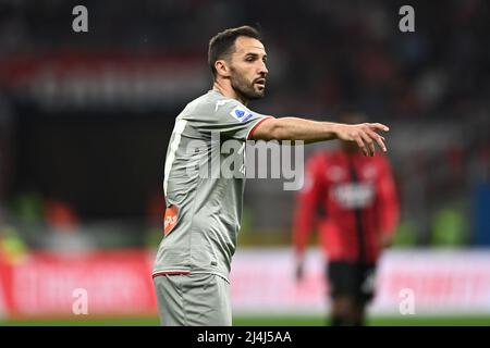 Milano Badelj (Genova) durante la partita italiana 'srie A' tra Milano 2-0 Genova allo Stadio Giuseppe Meazza il 15 aprile 2022 a Milano. Credit: Maurizio Borsari/AFLO/Alamy Live News Foto Stock