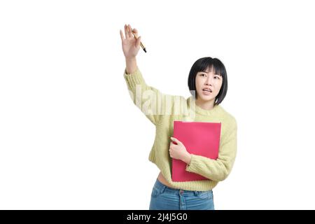 Giovane studentessa asiatica che alza la mano per fare una domanda, isolata. Foto Stock