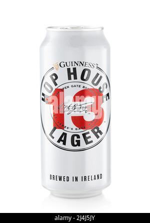 LONDRA,UK - FEBBRAIO 10,2022: Hop House 13 birra Lager su bianco. Prodotto di Guinness Foto Stock