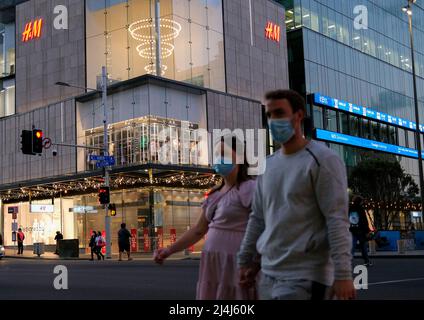 Auckland, Nuova Zelanda. 15th Apr 2022. Le persone che indossano maschere camminano nel centro di Auckland, Nuova Zelanda, il 15 aprile 2022. La Nuova Zelanda ha riferito 13.636 nuovi casi di comunità e 30 morti di COVID-19 negli ultimi due giorni, ha detto il Ministero della Salute in una dichiarazione il Sabato. Credit: Zhao Gang/Xinhua/Alamy Live News Foto Stock