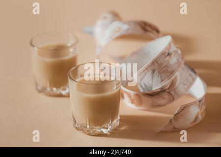 Bicchieri corti di liquore alla crema irlandese o Liquore al caffè con nastro Foto Stock