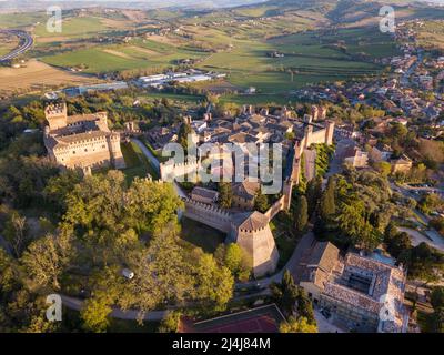 Italia, Aprile 2022: Veduta aerea del borgo medievale di Gradara in provincia di Pesaro nelle Marche Foto Stock